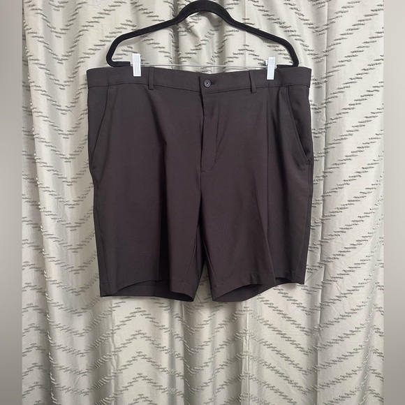 Greg Norman golf shorts men size 40 
Black, in great condition!
Inseam is 8” - Picture 1 of 8